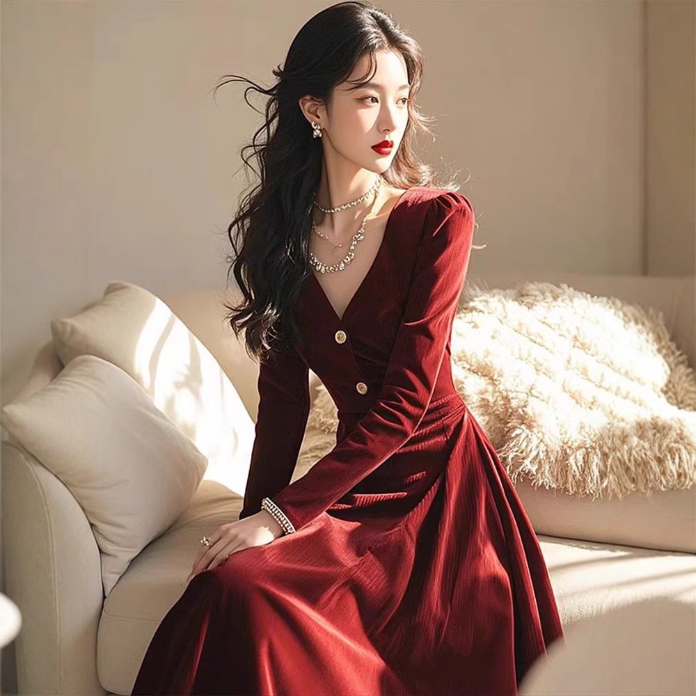 ホールとホールのスタイルはユニークで美しく腰を抱きしめ薄い気質です秋と冬の赤いvネックの長袖ドレス