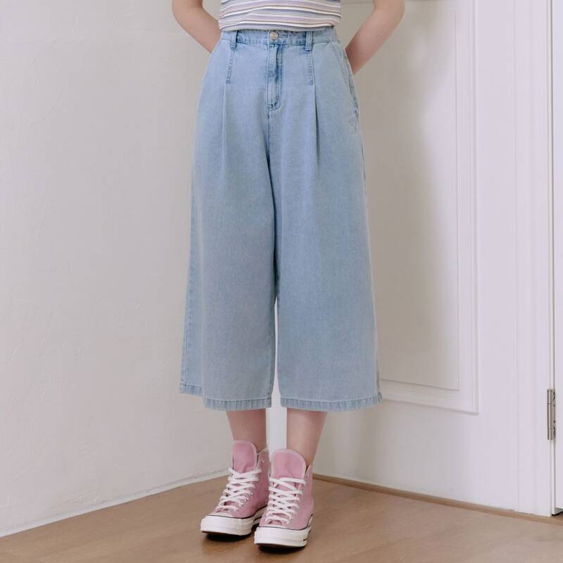 アイスカラーのキュロットデニムパンツ T264MJE247W