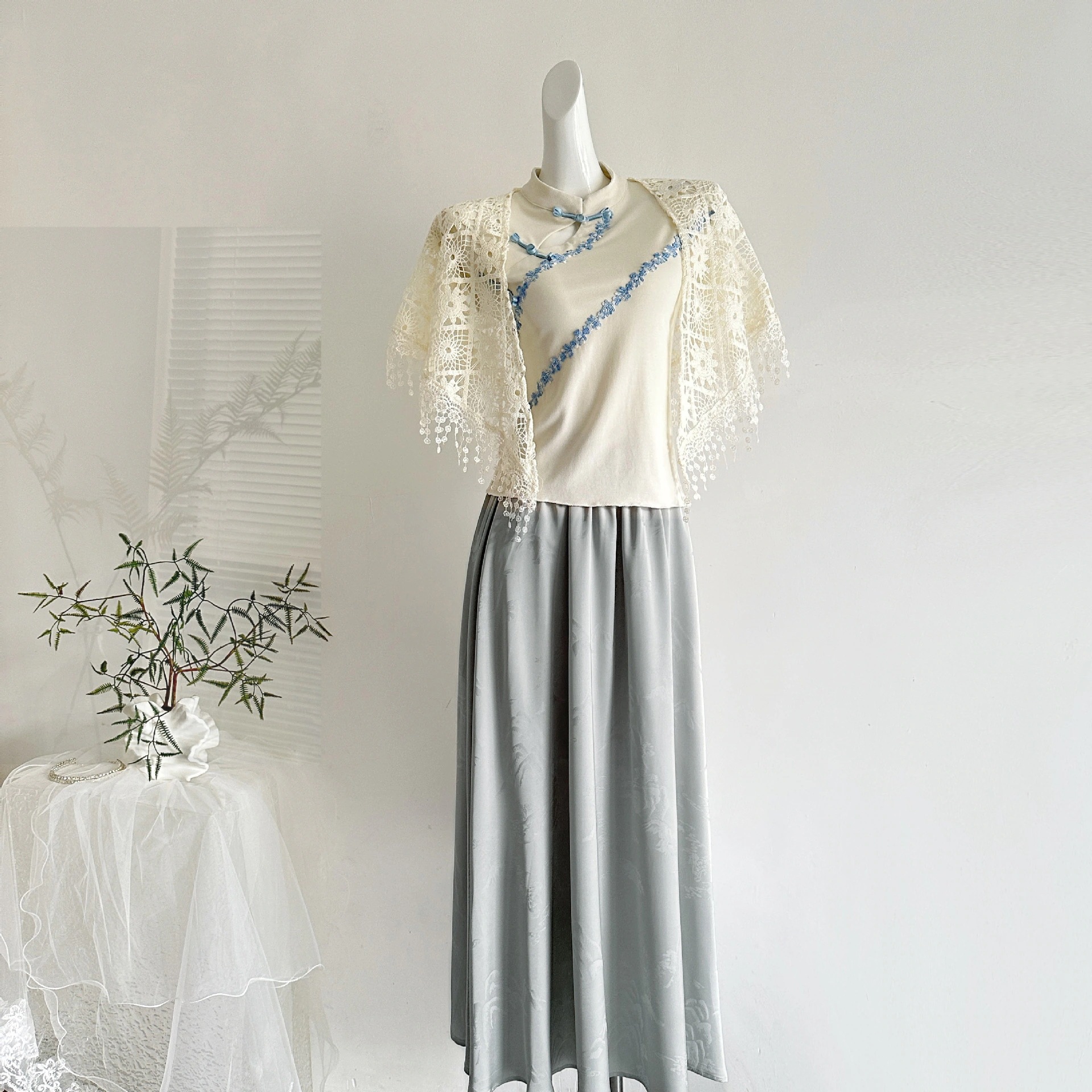 【新中式 改良チーパオ 立ち襟 ボタン ひらり袖 ウェストマジック 刺繍 トップス スカート ケープ セット】
