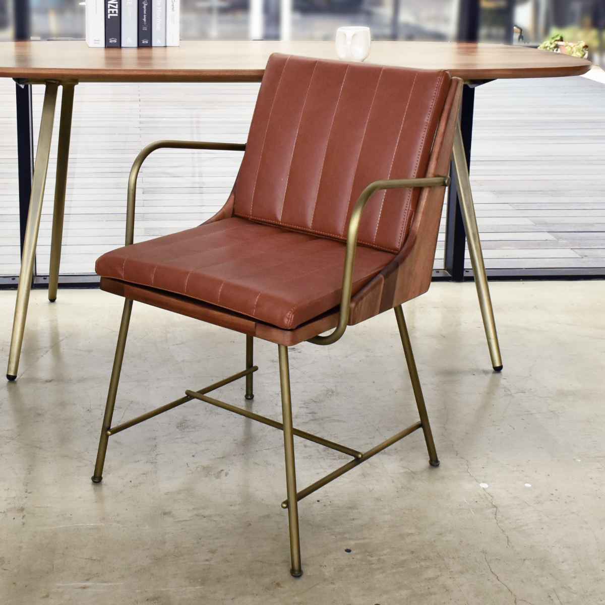 ダイニングチェア 肘付き 疲れにくい 背もたれ 天然皮革調 高級感 座面高48cm チェア 椅子 食卓 リビング ダイニング デスクチェア レザー調 ゴールド 真鍮風 木目 アンティーク調