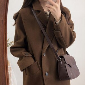 3色 アウター コート レディース 冬 かわいい きれいめ 個性的 暖かい ロングコート チェスターコート 膝下 ミモレ ロング 長袖 萌袖 Vネック レギュラーカラー スリム ストレート ポケット