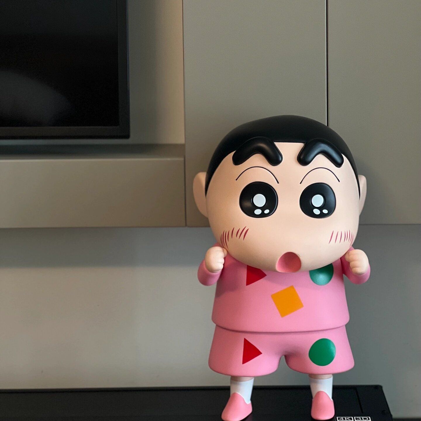 【極速出荷】【無料限定】野原新之助り置物特大号アニメブーム立体デスクトップ置物法すんぽう1：1プレゼント 4,831円