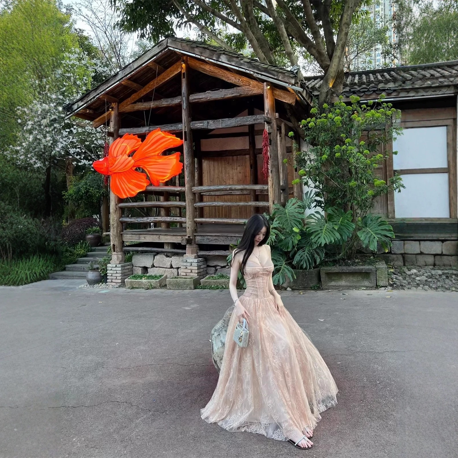 二次会 発表会ドレス 花嫁 パーティードレス 結婚式 エレガントなバースデードレスロングスカート妖精のような雰囲気の豪華なメッシュ生地魚骨刺繍レース美しい裾のドレス
