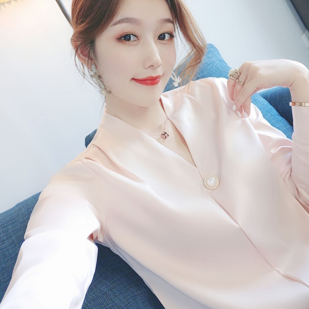 トップス ブラウス 袖あり 長袖 襟なし パールボタン Vネック かわいい 可愛い きれいめ シンプル 上品 おしゃれ お洒落 可愛い 女子 こなれ感 無地 春 夏 秋 冬 6,036円