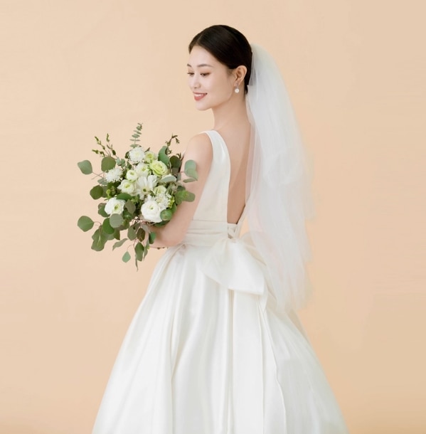 上品！ウエディングドレス Vネック ロイヤルサテン バックリボン 編み上げ 拳式/前撮り