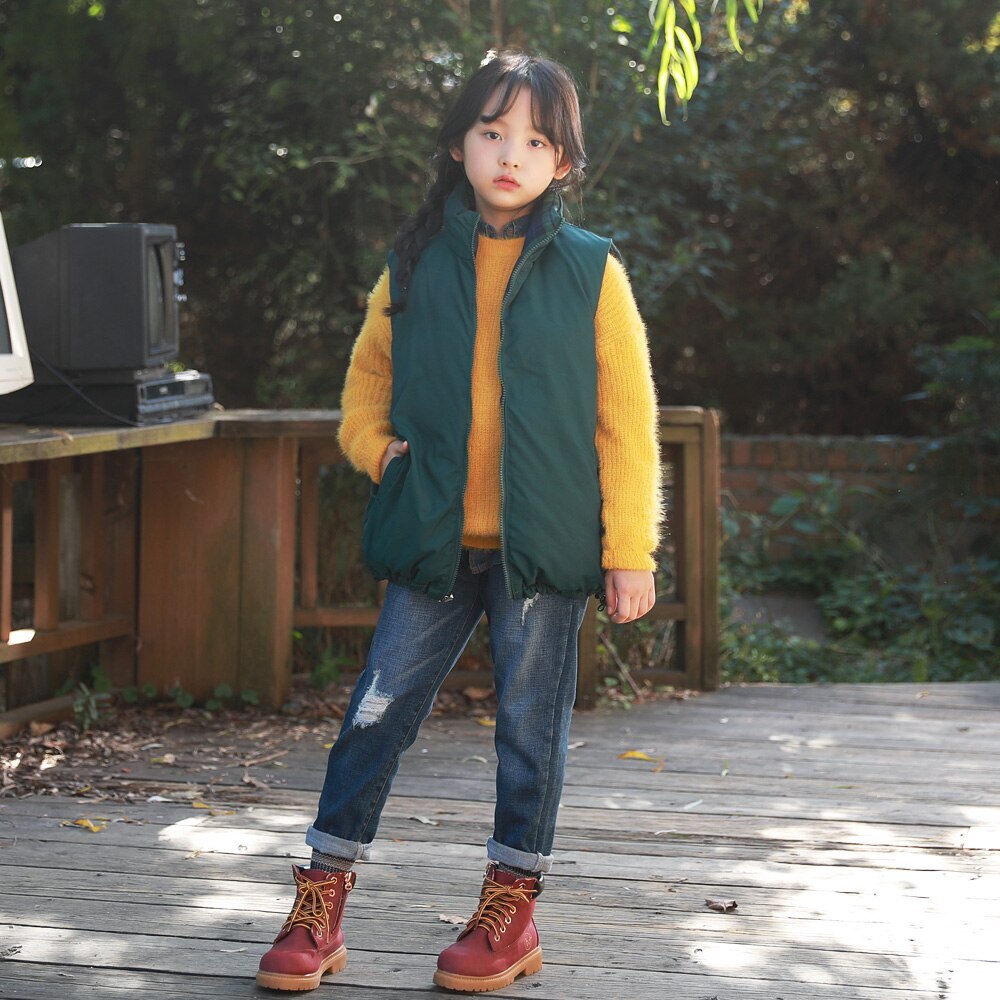 両面に着用できるカジュアルなリバーシブルダウンベスト