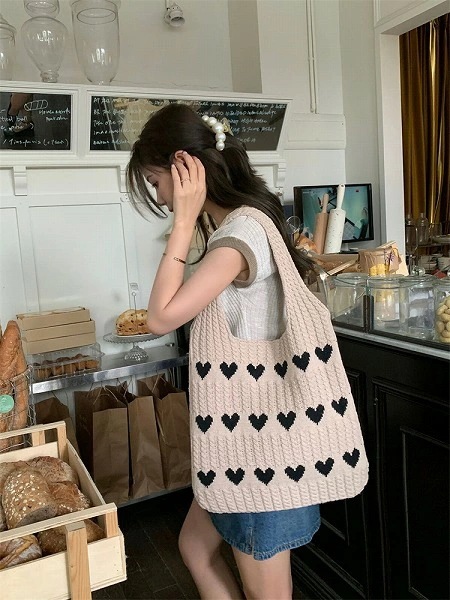 話題の注目アイテム INSスタイル デリケート ショッピング ニットバッグ ハートバッグ 携帯 トートバッグ 5,303円