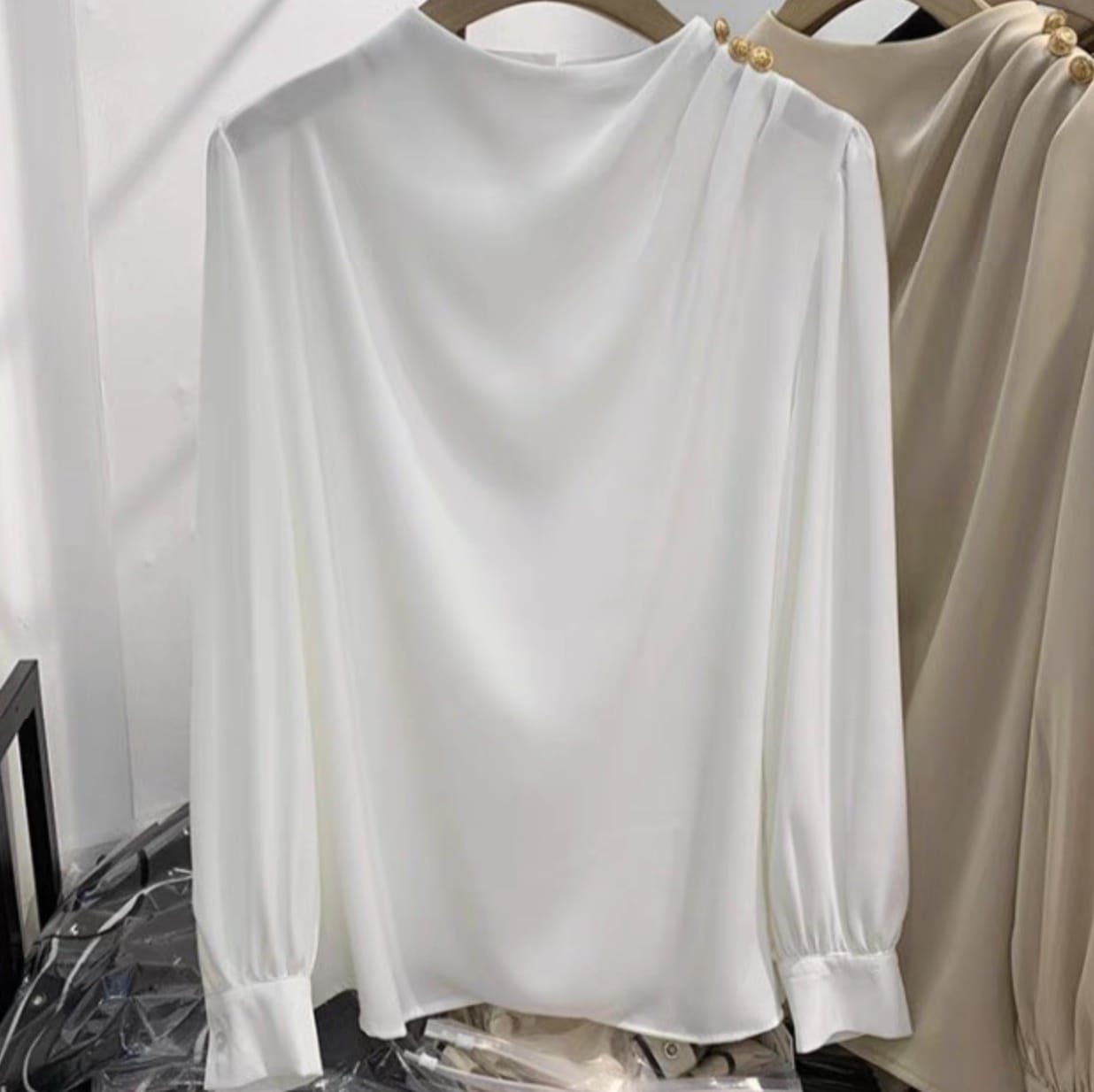 レディース トップス シャツ ブラウス プルオーバー 長袖 ラウンドネック アシンメトリー フェミニン タック シフォン コンサバ ボタン きれいめ シンプル 上品 おしゃれ こなれ感 エレガント