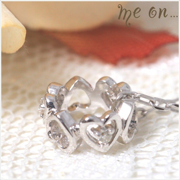 me on... ぐるりと一周ハートには贅沢にダイヤモンドがアクセントに K10ホワイトゴールド 10金 ベビーリング風ネックレス お届けまで２３週間程度ハートがキュート 大人カワイイ愛