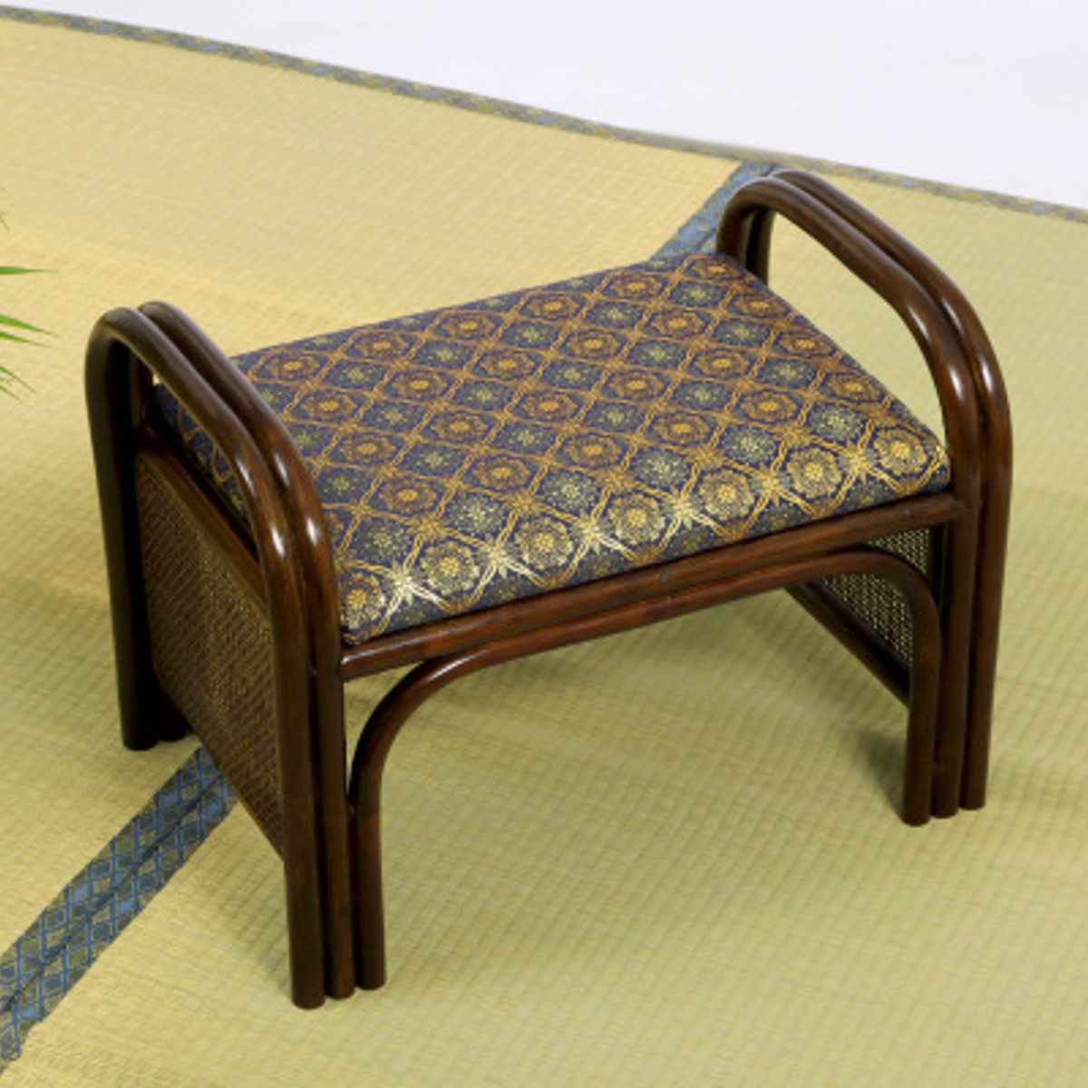 ラタンチェア 金襴座椅子 幅49cm 仏壇用 籐 ご仏前金襴座椅子 座椅子 仏前 イス ラタン 椅子 日本製 ハイタイプ 仏前用 仏壇 和室 法事 お盆 敬老 お経 手すり付き クッション