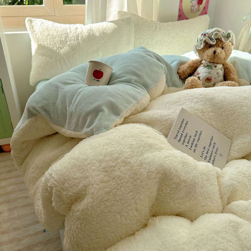 冬のラムミルクウールベッドの上に4つのサンゴの綿毛と厚いフランジの絨毯カバーシーツの3つのセット