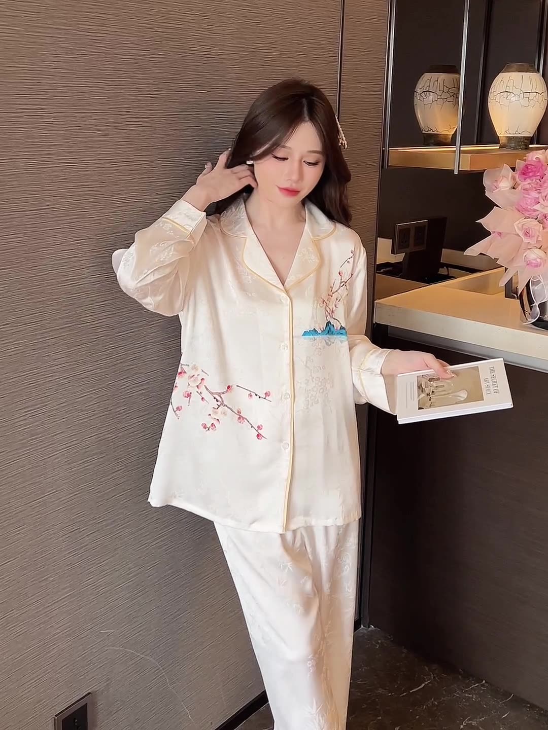 【2025新品登场快速出荷】気質 開き襟 外出着用可能 生地が柔らかく快適です セットアップ ルームウェア お肌に優しい 滑らか トップス+ズボン 薄手 レトロ 高級感 新作シルクような生地パジャマ