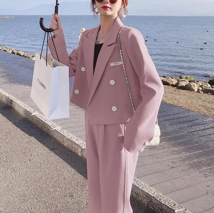 ハイエンドのカスタマイズ-女性のためのピンクのスーツスーツ 2025 春と秋の新しいシックなデザインのニッチスーツジャケット 2 点セット