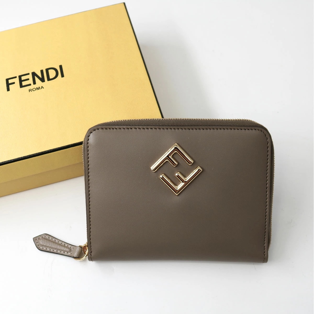 ラウンドジップ 二つ折り財布 8M0508 ALV4 FFダイヤモンド ジップアラウンド財布 ミディアム ロゴ GREY レザー プレゼント ギフト ブランド