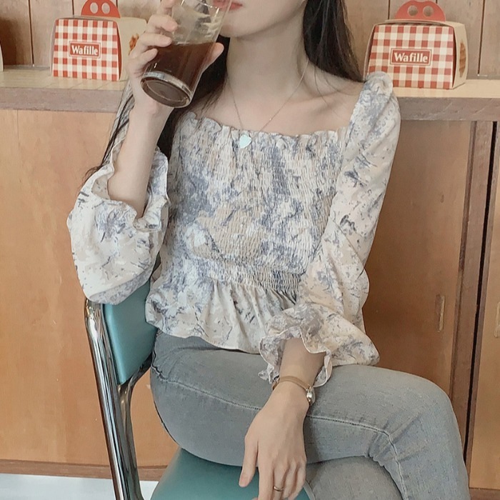 トップス ブラウス プルオーバー ショート丈 長袖 蓮の葉スリーブ スクエアネック 襟なし スリム シフォン ラブリー キュート ガーリー とろみ感 柄 花柄 春 秋 個性的 ブルー オレンジ