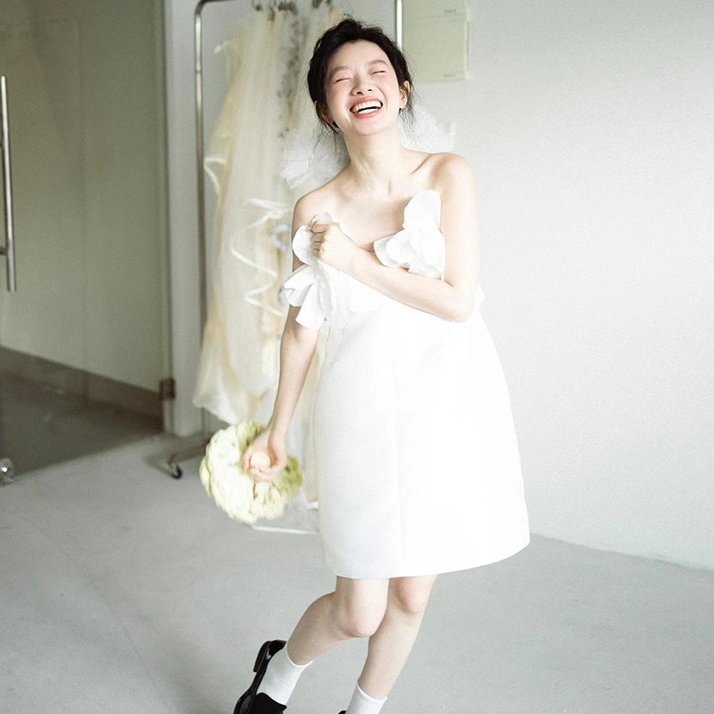 軽いウェディングドレスの新しいフランスのサテンは胸を拭きます