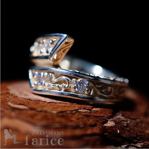 キュービックジルコニア&アラベスクレリーフサイド彫り模様 ホワイトコートシルバーリング