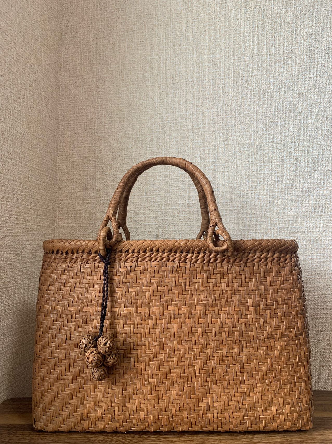 山葡萄 山葡萄かごバッグ 手作り 籠バッグ 細ひご チャーム付き 内布あり 和服バッグ ゆかたバッグ レディースバッグ (約)幅32本体高さ21.5マチ10cm