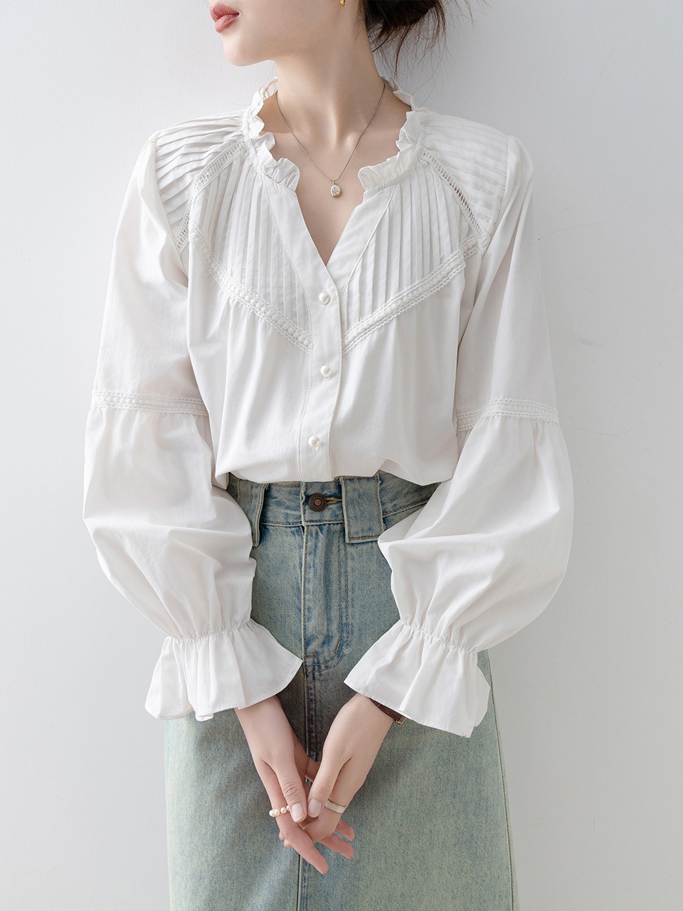 【1点ご購入 で10点プレゼントいたします】2025年春長袖トップスゆったりVネック白シャツ感フレアスリーブシャツ