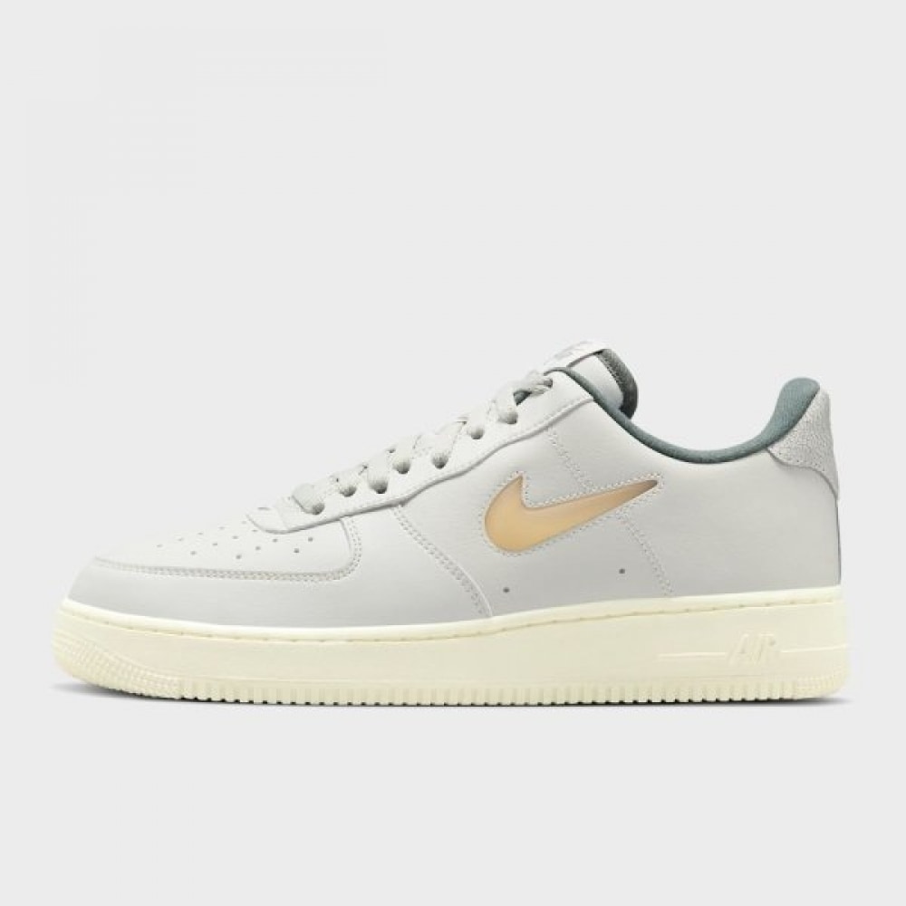 ナイキ エアフォース 1 07 LX ライト ボーン & ココナッツ ミルク