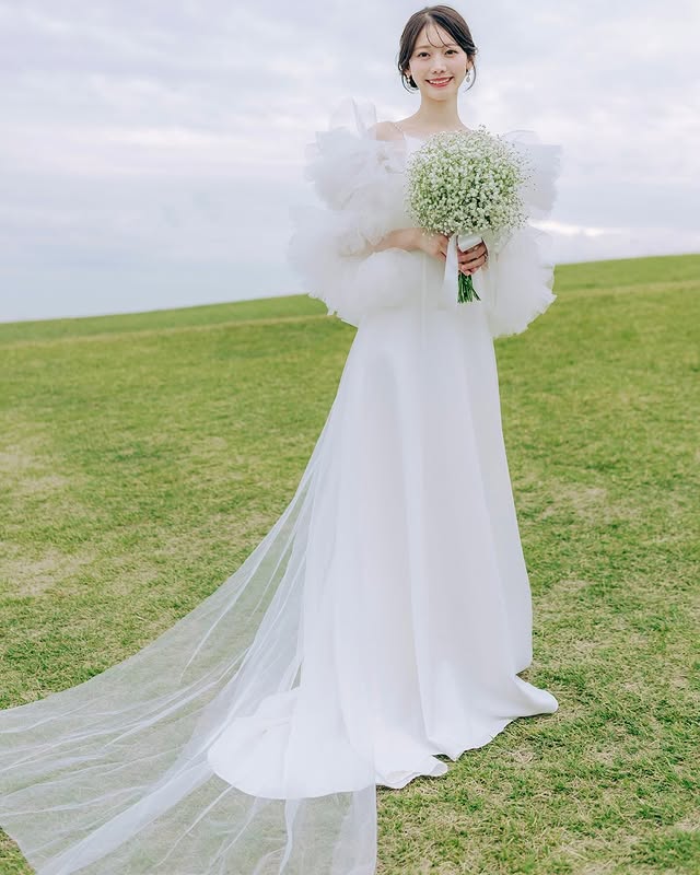 実例写真！人気上昇！ウェディングドレス Vネック ツーピース ビーズの肩紐 トップス クレープ生地 前撮り