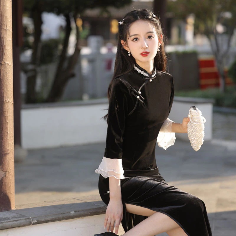 毎日の弾力性と痩身効果を備えた若い女性向けの2024秋改良版ブラックベルベットチャイナドレスロングスカート