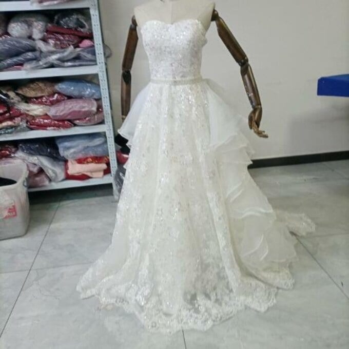 上品！オフホワイト ウエディングドレス 柔らかく重ねたチュールスカート フリルトレーン 花嫁/ブライズメイド