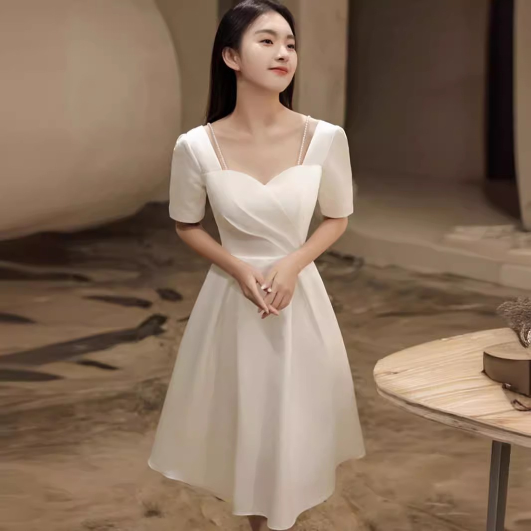 土曜日のライトウェディングドレスカラー登録小さな白いスカート気質婚約ドレス旅行写真デイリーパフスリーブドレス