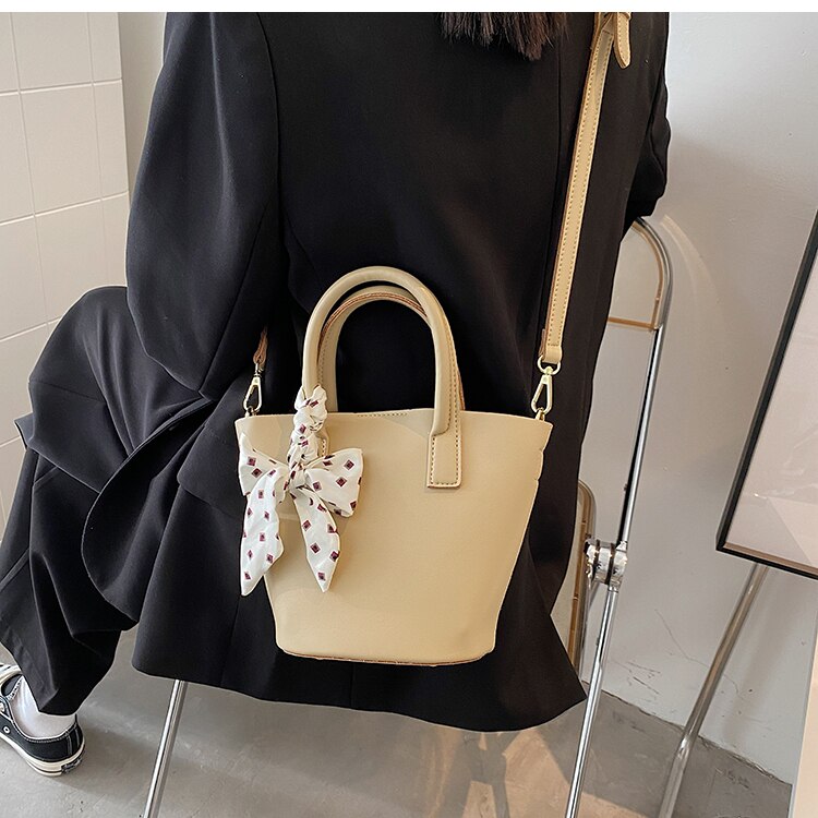 3色 ショルダーバッグ ハンドバッグ レディース ミニバッグ 小バッグ 手提げ 肩掛け 斜めがけ 軽量 小さめ カジュアル かわいい おしゃれ 通勤 お財布 スマホ 旅行 韓国ファッション ストラップ 4,987円