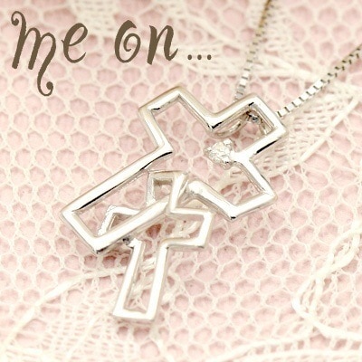 me on...K10ホワイトゴールド WG ダブルクロスダイヤモンドネックレス２つの十字架がオシャレな胸元を演出