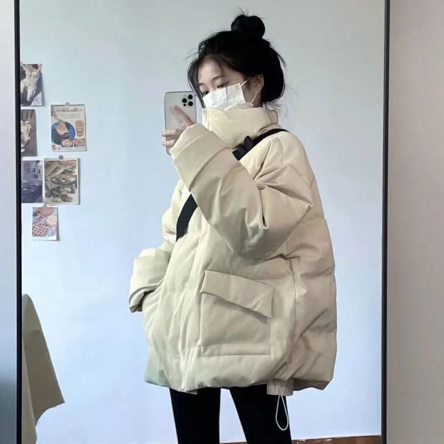 学院風乳fufuダウンジャケット女子潮ins冬の新型学生はゆるい立襟保温防寒服を着ている