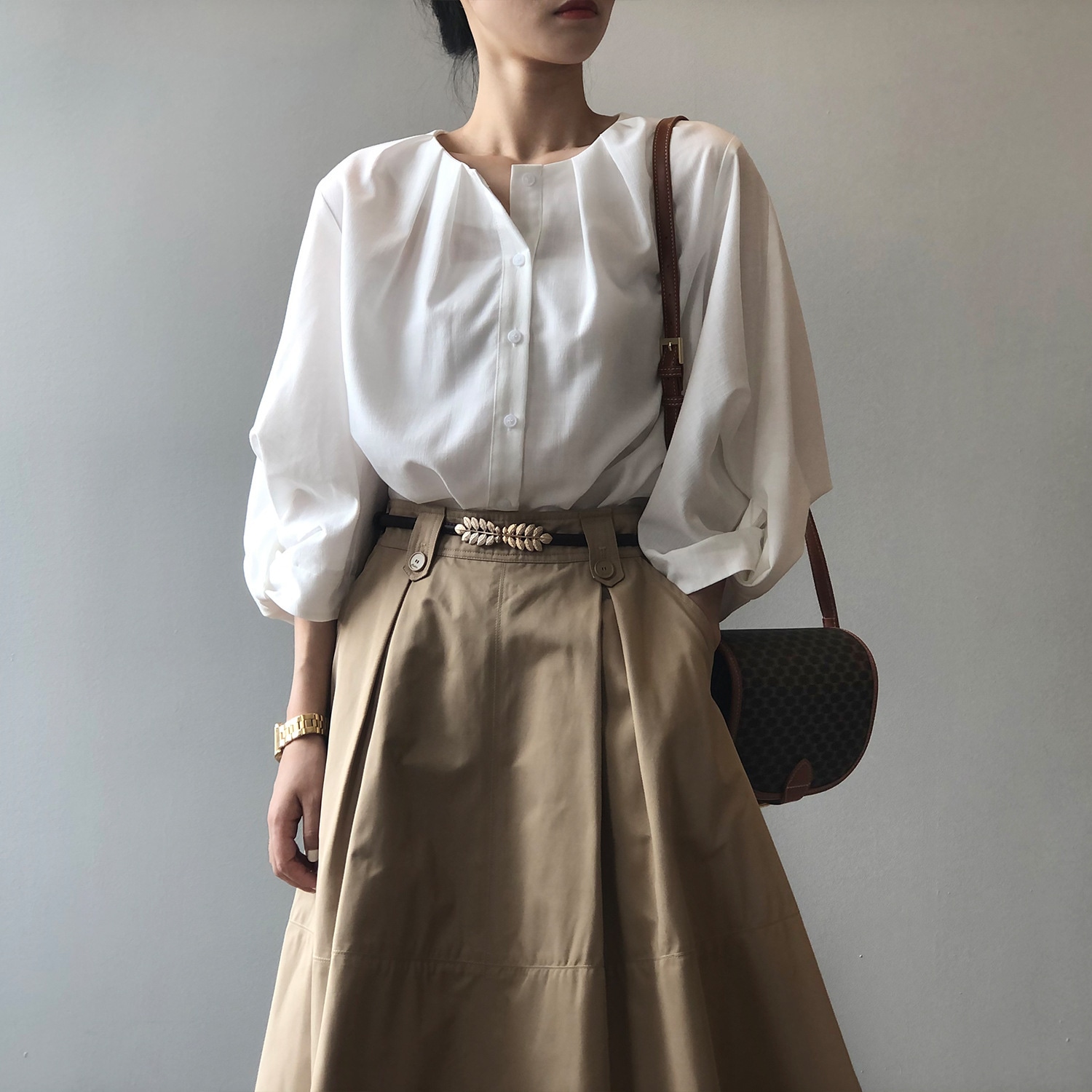 長袖ブラウス トップス ブラウス 袖あり 長袖 ボリューム袖 ラウンドネック 前開き かわいい 大人可愛い きれいめ シンプル カジュアル 大人 上品 おしゃれ お洒落 大人可愛い 大人女子 こなれ感