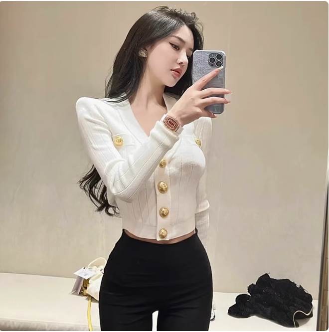 クーポン有カーディガン ショート丈 短丈トップス タイト 前開き すっきり ボタン 肩パッド トップス ニット 白トップス 春 秋 冬 裾短め 長袖 Vネック デコルテきれい 鎖骨きれい スリム ブラ 5,377円