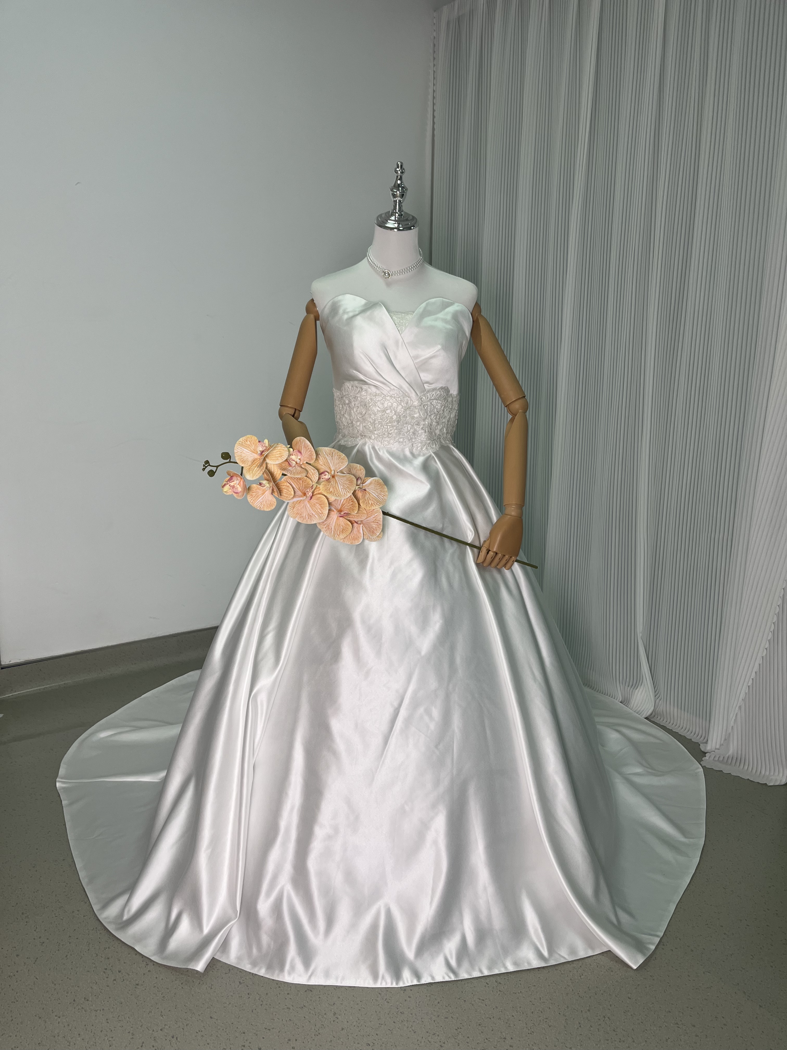 豪華！ウェディングドレス ベアトップ ふっくら柔らかなバックリボン 華やかなトレーン 編み上げ 結婚式