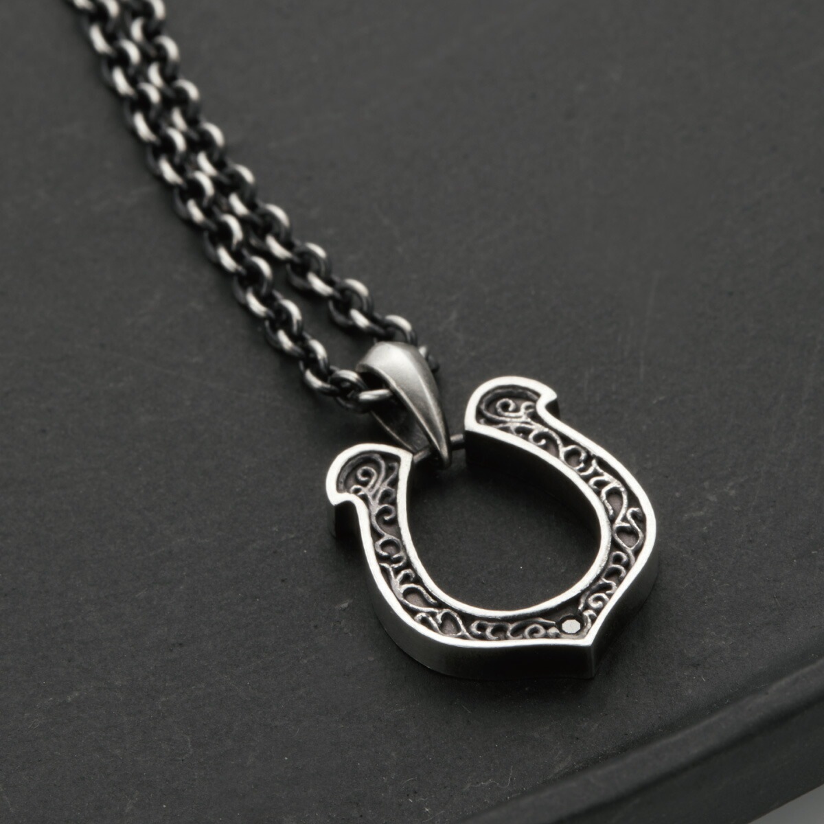 ネックレス メンズ シルバー925 天然石 ダイヤモンド 馬蹄 ホースシュー 唐草模様 燻し いぶし 10,868円