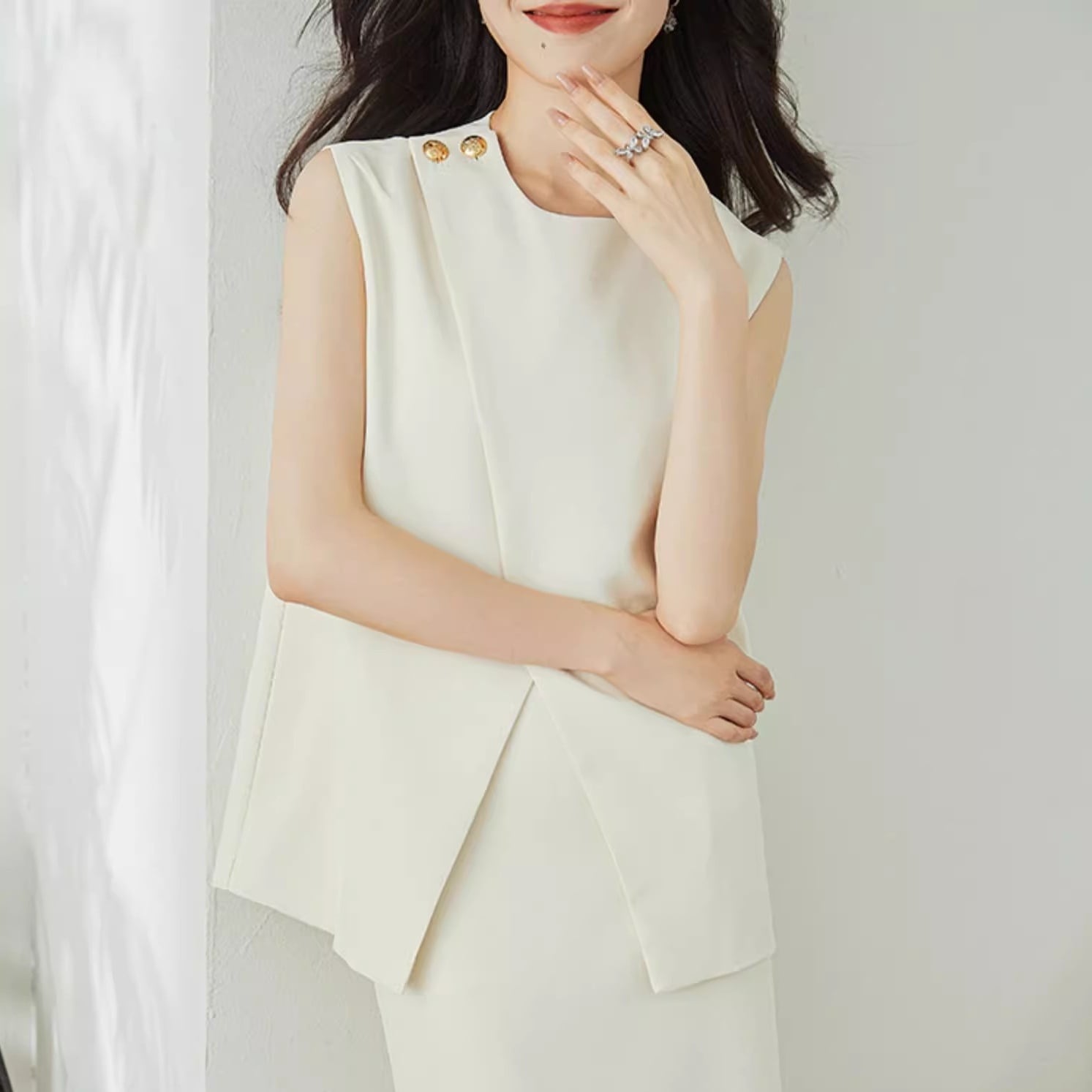 トップス ベスト ジレベスト ラウンドネック プルオーバー ミディアム丈 アシンメトリー かわいい 大人可愛い きれいめ シンプル 上品 おしゃれ かっこいい カジュアル レトロ きちんと こなれ感