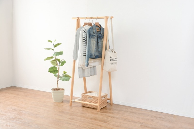 ハンガーラック 洋服掛け おしゃれ ナチュラルモダン 木製 折りたたみ 天然木パイン材 衣類収納 頑丈 スリム ワードローブ 幅80cm