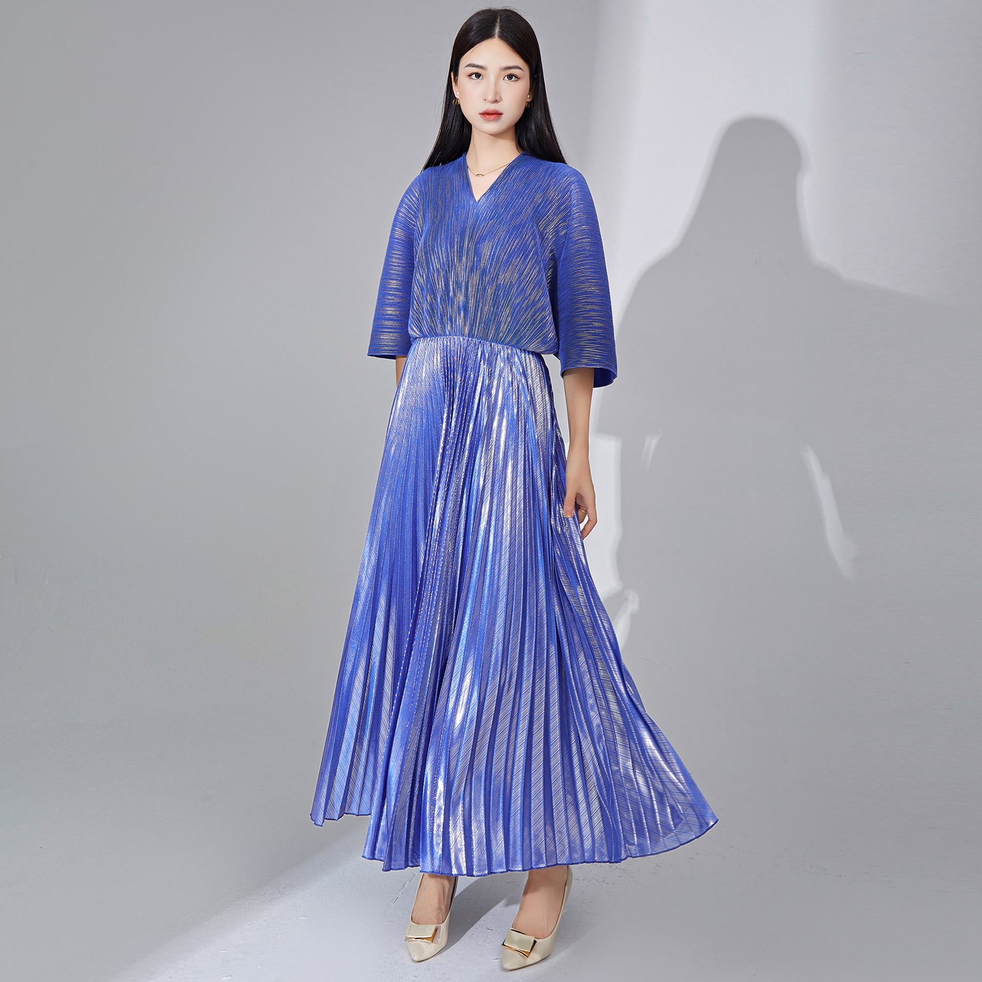 欧米のしわのワンピースの長いタイプの高級vネックの金属の気質の優雅なリゾートのスカート