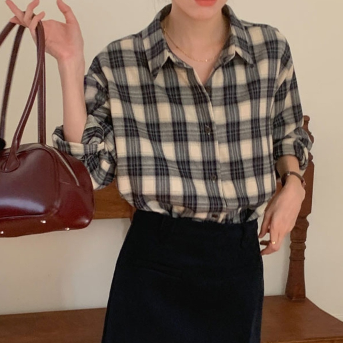トップス シャツ 長袖 襟付き 前開き ボタン ミディアム丈 可愛い かわいい 大人可愛い きれいめ シンプル 上品 レトロ おしゃれ かっこいい カジュアル こなれ感 個性的 主役級 存在感
