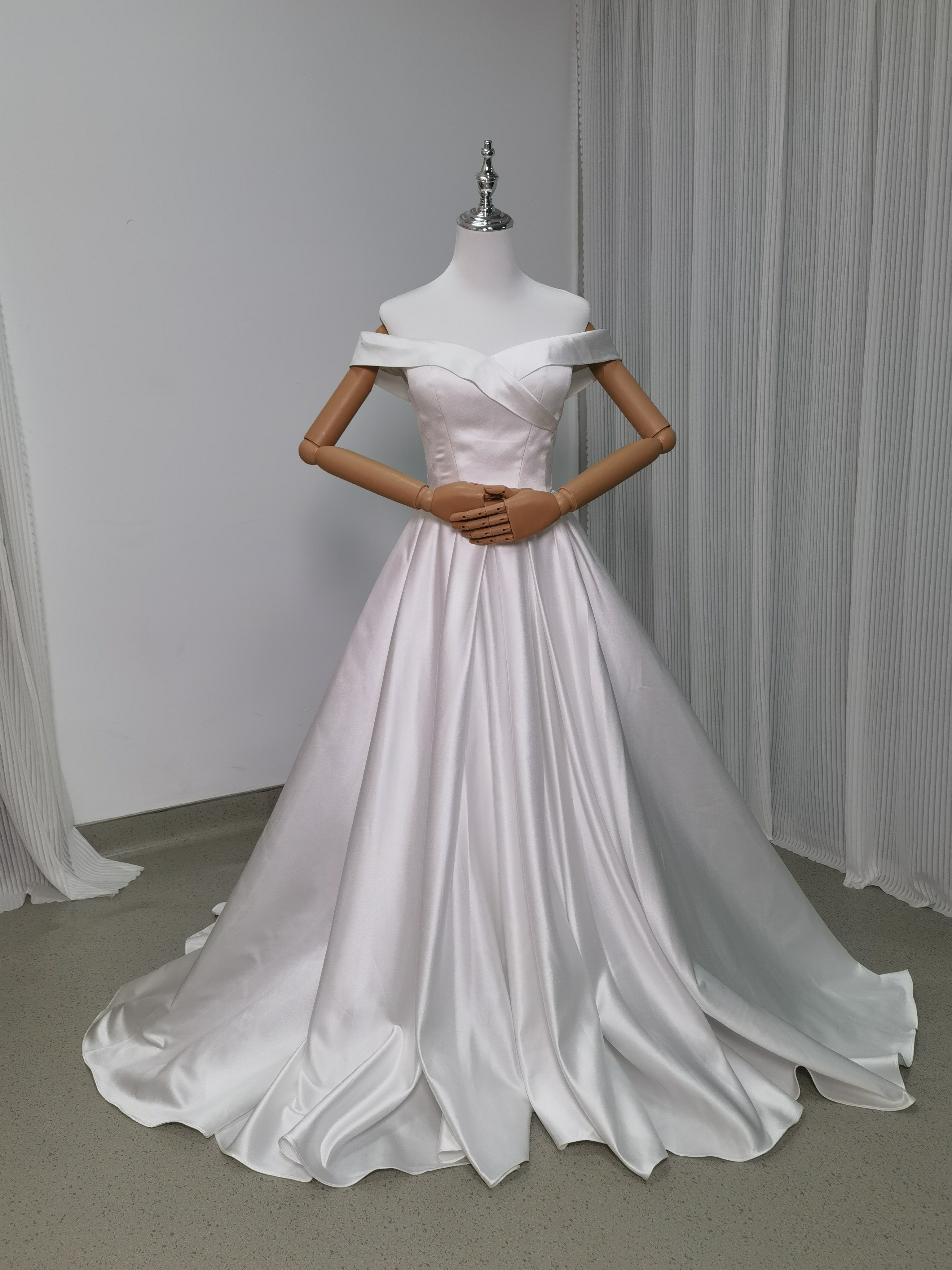 ウェディングドレス オフショルダー 光沢サテン スレンダーライン 結婚式 前撮り