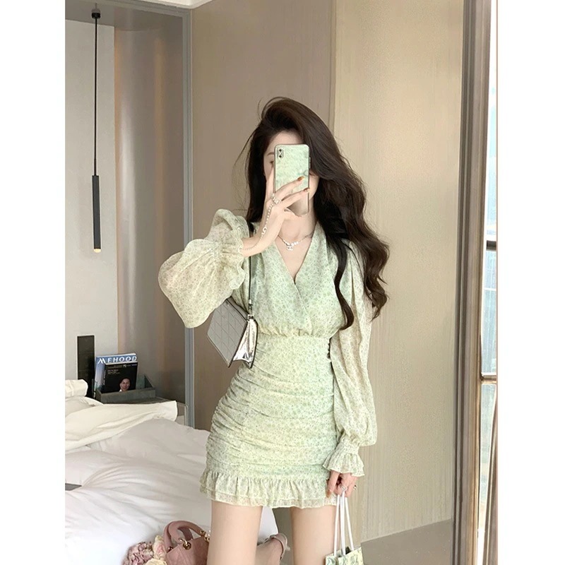 お买い得 彼女はとても美しい花柄のドレスの女性です フィッシュテール Vネック ショートスカート ウエストバッグ付き セクシースカート