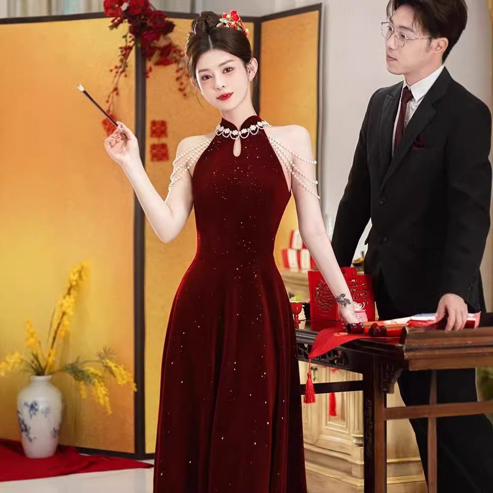 赤いチャイナドレストーストウェアブライダル2024新しいライト豪華なホルターノースリーブ宴会新しい中国風の婚約イブニングドレス