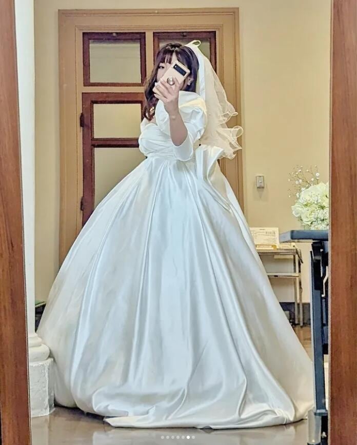 実例写真！ウェディングドレス プリンセスライン 光沢サテン 可愛い ふっくら柔らかなバックリボン 妊婦 結婚式