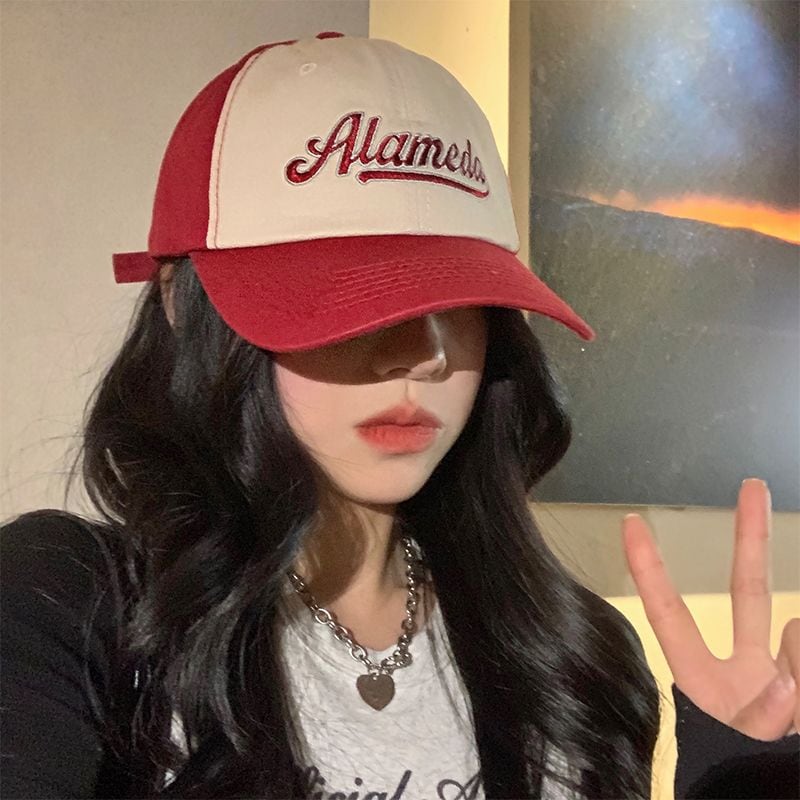 アメリカンフットボールの野球帽はつばが広くて顔が小さく顔の値が高いです