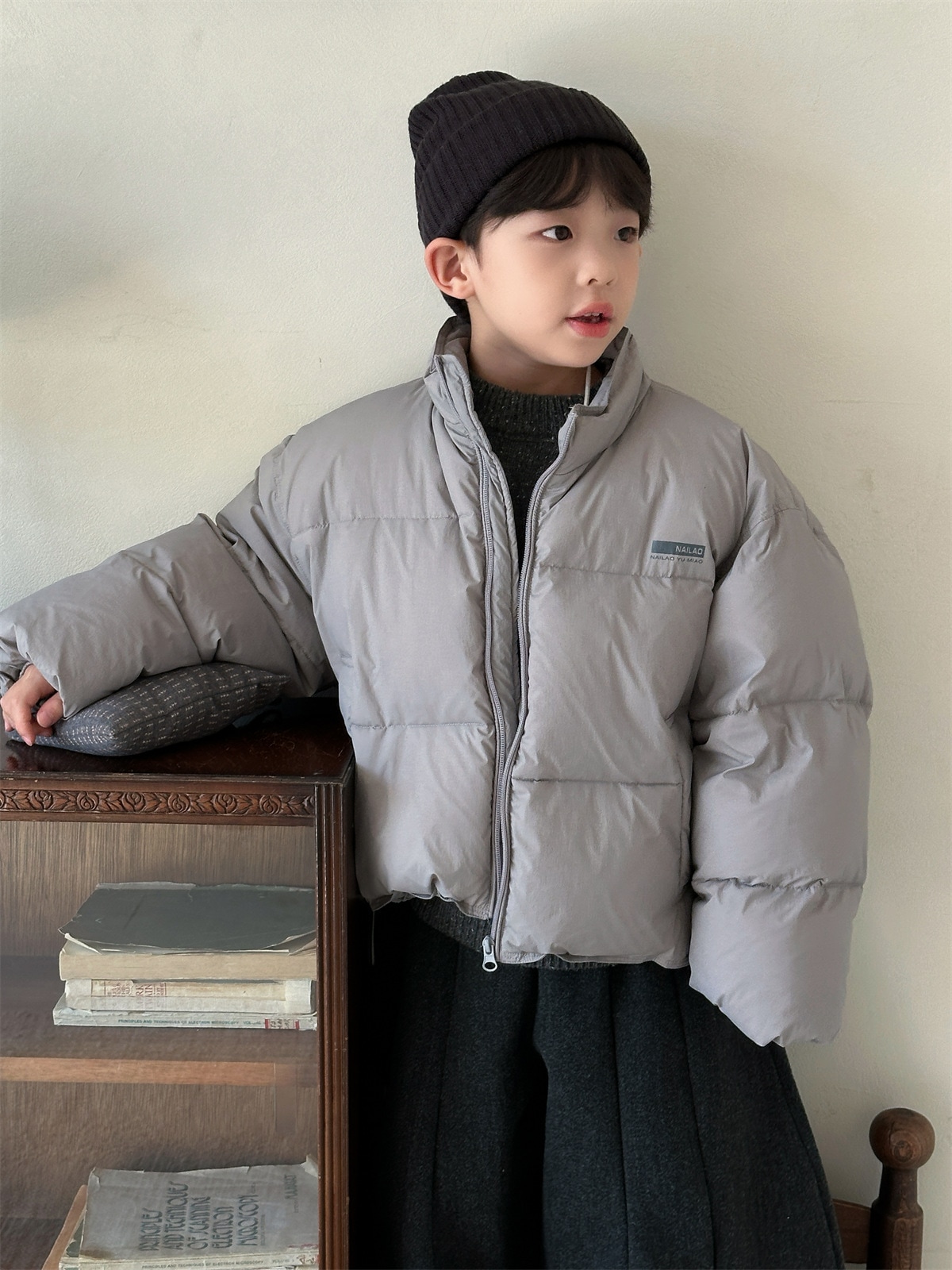 男の子の冬のダウンジャケット2024新型韓国版ショート丈の白いアヒルの羽毛のダウンジャケット