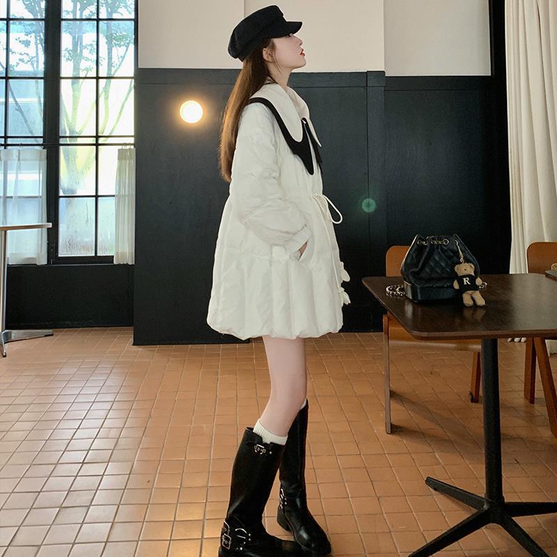 Xiaochaoの秋冬の女性用の美しい白いベビードールカラーのダウンジャケット厚手のデザインと厚いコート