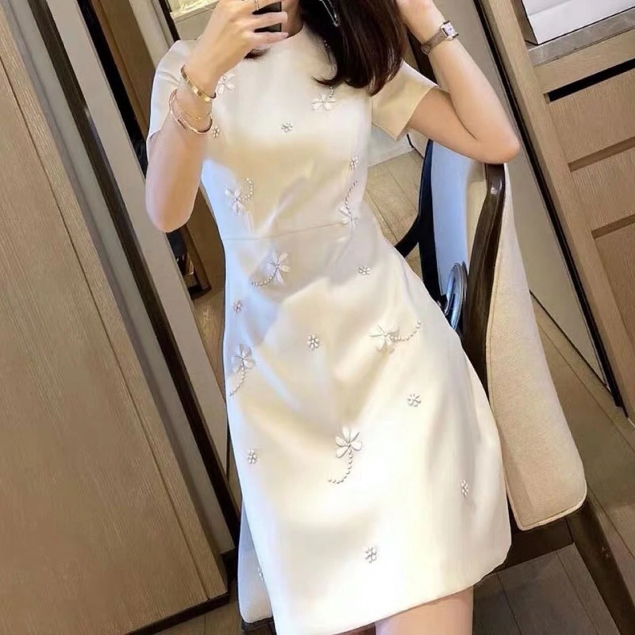 2024年夏女性のためのスリムなウエストと薄いフレンチヘップバーンスタイルのビーズの白いドレスのチャイナドレスの改良版