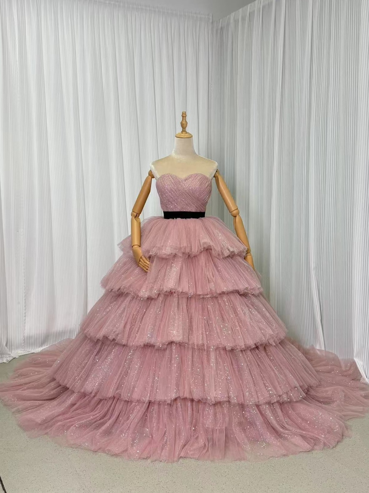 カラードレス くすみピンク キラキラグリッターチュール ベアトップ 編み上げ サッシュベルト ティアードのドレス 華やかなトレーン 披露宴/結婚式 前撮り