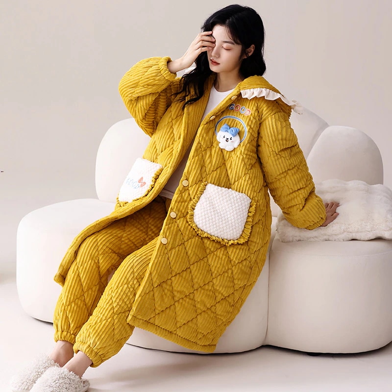 サンゴのベルベットの寝衣女性の冬の3層の綿のパジャマの新しい長いバスローブのフランネルの暖かい家庭服