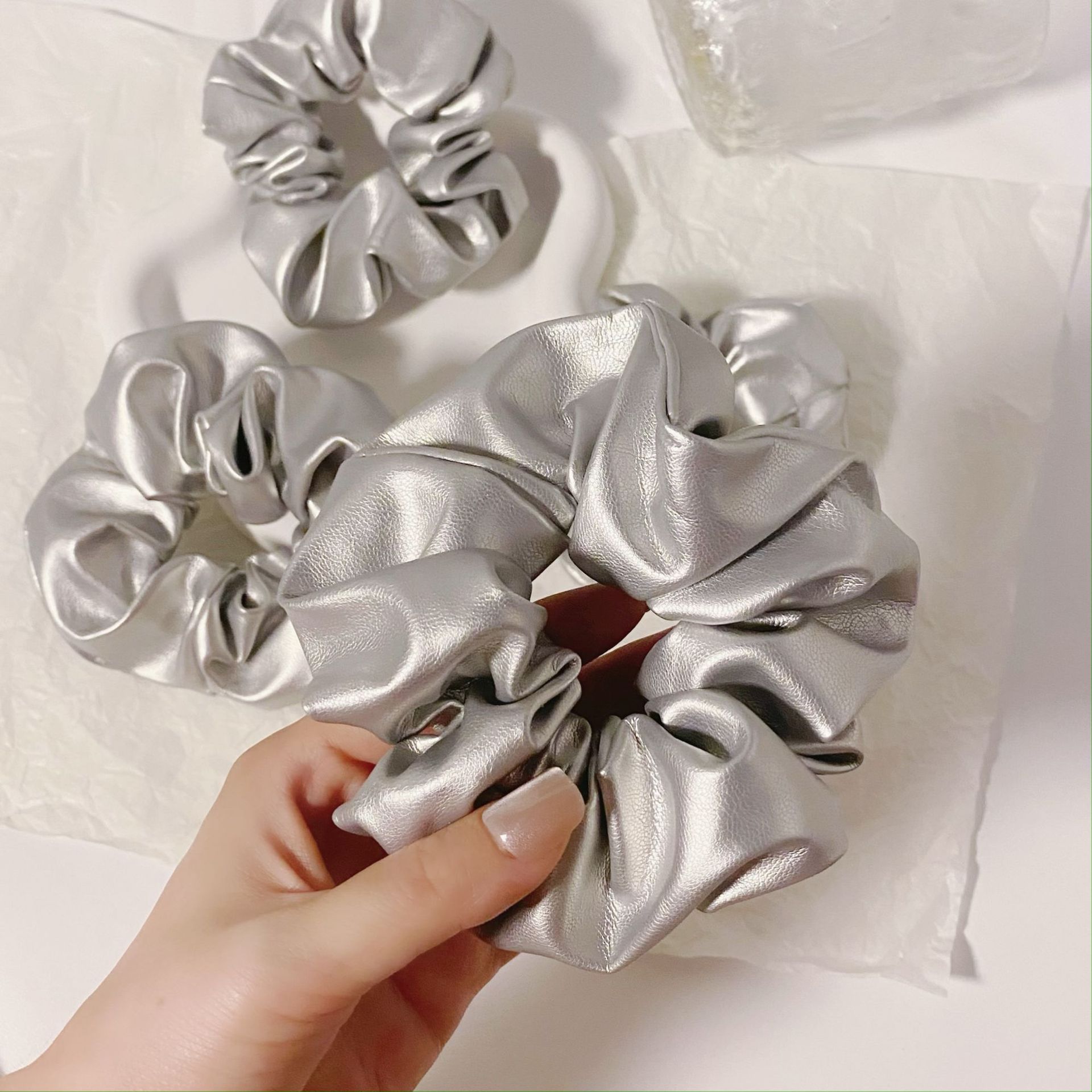 【1点ご購入 で10点プレゼントいたします】2025おしゃれなシルバーの革製シュシュシンプルヘアゴム高級感の高いポニーテール縛り付けゴム